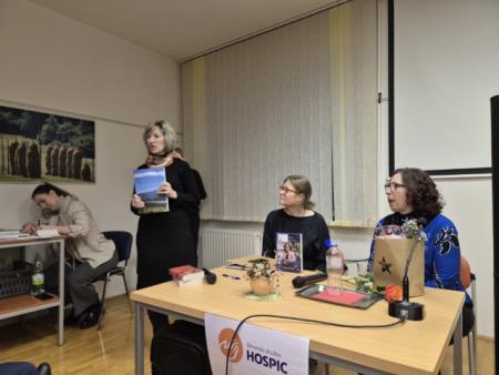 Knjižničarka Anđelka Pogorilić pozdravlja gostjo in obiskovalce